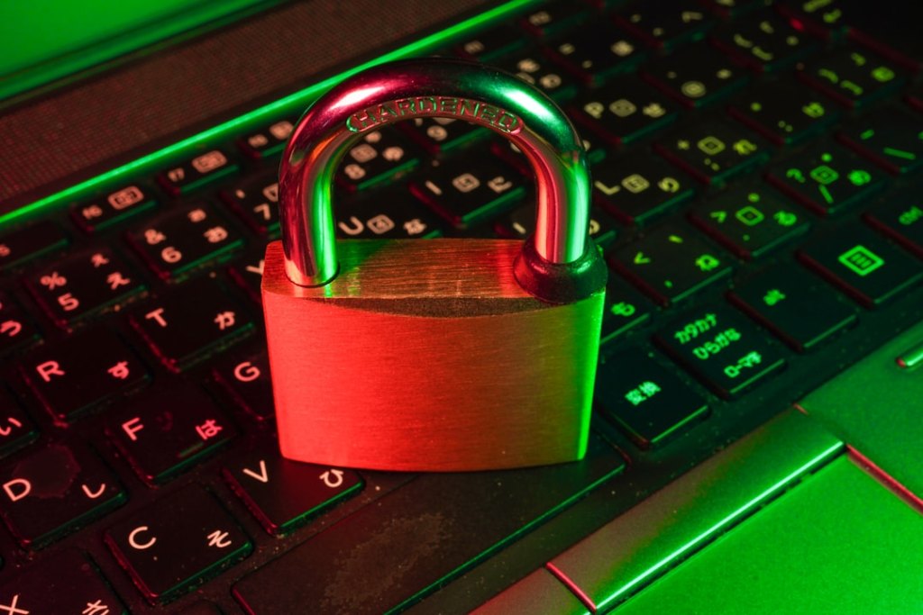 Symbolbild für VPS-Absicherung: Vorhängeschloss vor einem Server als Sinnbild für Firewall, SSH-Keys und Brute-Force-Schutz