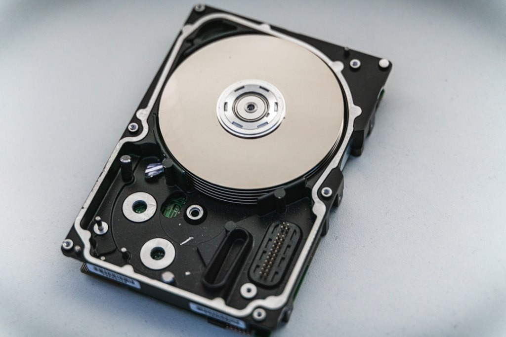 Externe USB-Festplatte und Server als Teil einer 3-2-1-Backup-Strategie