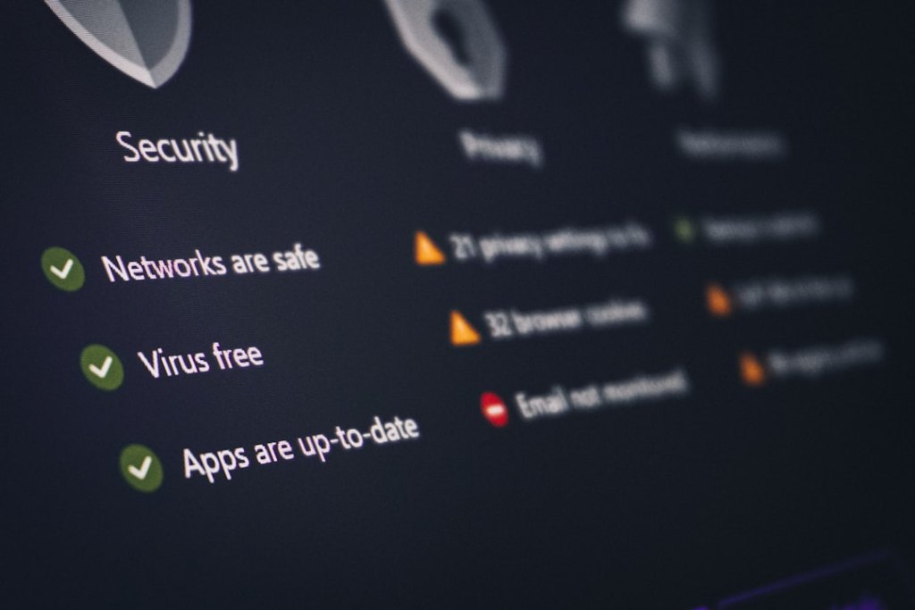 Serverraum mit Sicherheitssymbolen – Microsoft Patchday Juli 2026